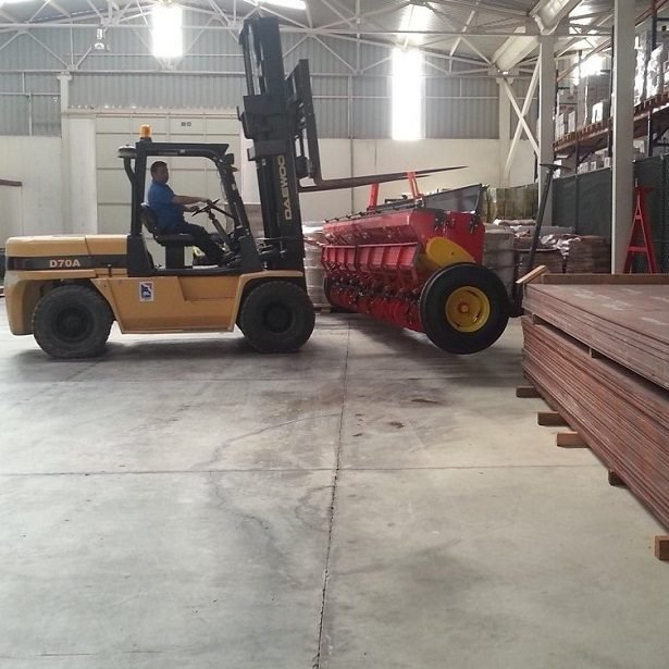 Depoda forklift ile endüstriyel motor elleçleme operasyonu