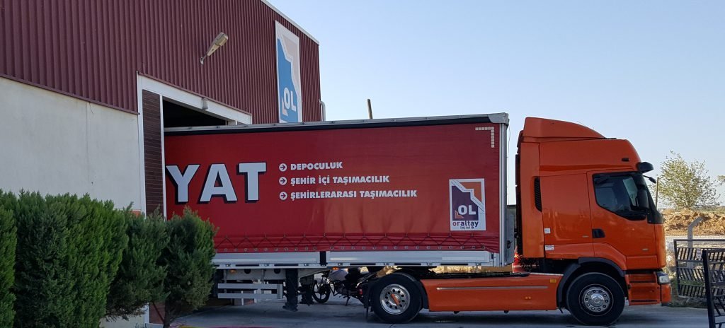Oraltay deposu önünde turuncu nakliye aracı